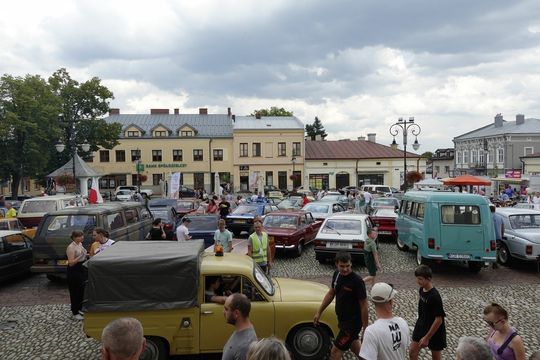 samochody i motocykle i ich kierowcy biorący udział w zlocie samochodowym