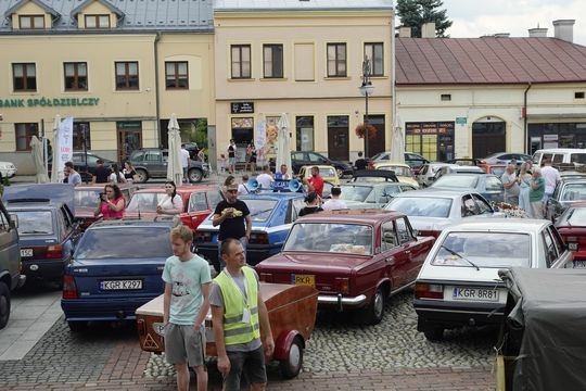 samochody i motocykle i ich kierowcy biorący udział w zlocie samochodowym