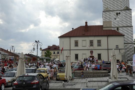 samochody i motocykle i ich kierowcy biorący udział w zlocie samochodowym