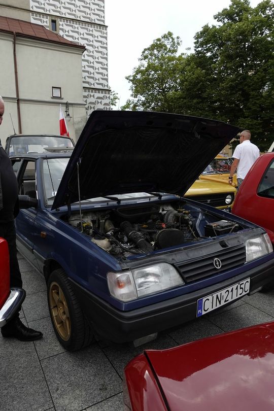 samochody i motocykle i ich kierowcy biorący udział w zlocie samochodowym