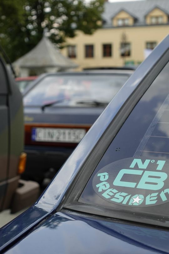 samochody i motocykle i ich kierowcy biorący udział w zlocie samochodowym