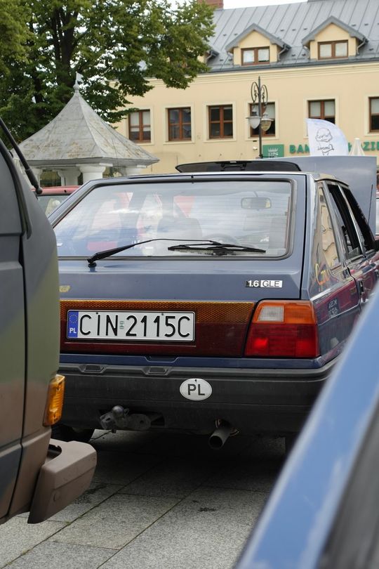 samochody i motocykle i ich kierowcy biorący udział w zlocie samochodowym