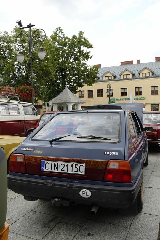 samochody i motocykle i ich kierowcy biorący udział w zlocie samochodowym