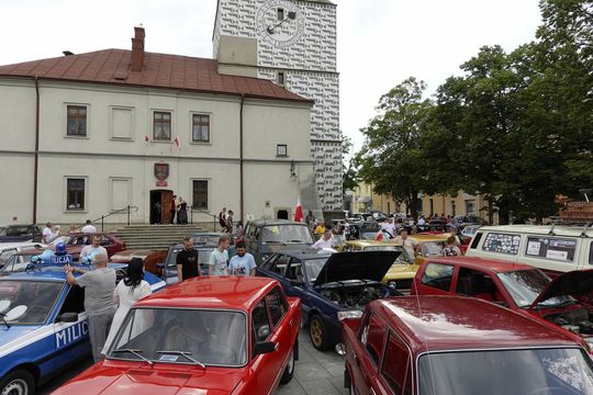samochody i motocykle i ich kierowcy biorący udział w zlocie samochodowym