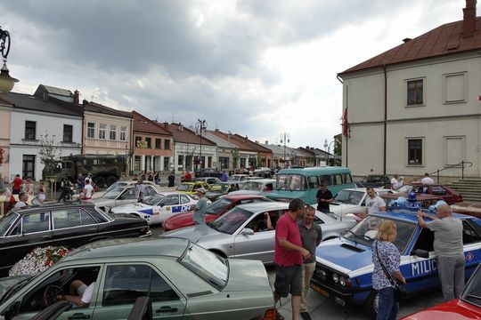 samochody i motocykle i ich kierowcy biorący udział w zlocie samochodowym