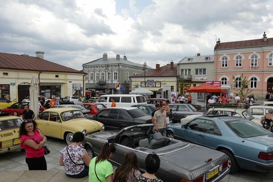 samochody i motocykle i ich kierowcy biorący udział w zlocie samochodowym