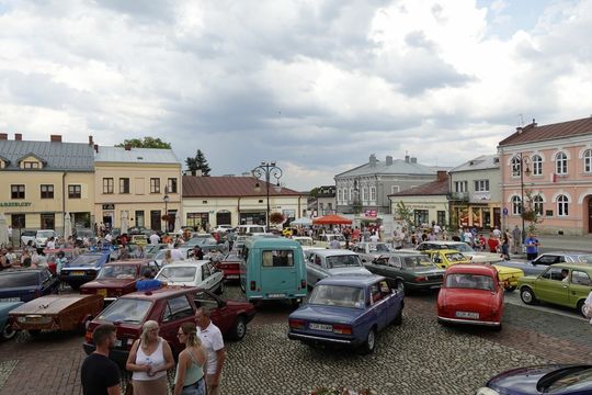 samochody i motocykle i ich kierowcy biorący udział w zlocie samochodowym
