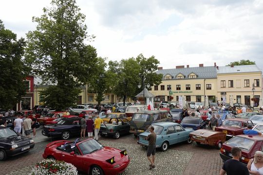 samochody i motocykle i ich kierowcy biorący udział w zlocie samochodowym