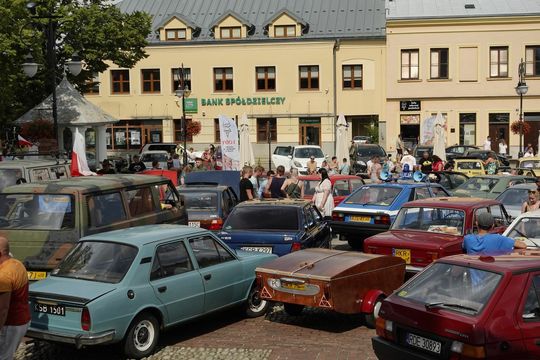 samochody i motocykle i ich kierowcy biorący udział w zlocie samochodowym