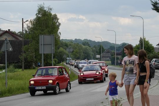 samochody i motocykle i ich kierowcy biorący udział w zlocie samochodowym