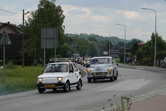 samochody i motocykle i ich kierowcy biorący udział w zlocie samochodowym
