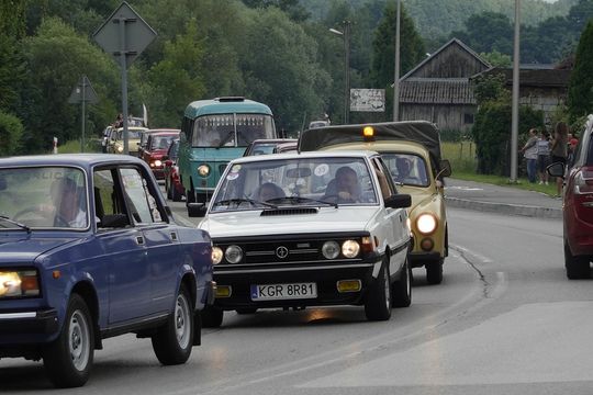 samochody i motocykle i ich kierowcy biorący udział w zlocie samochodowym