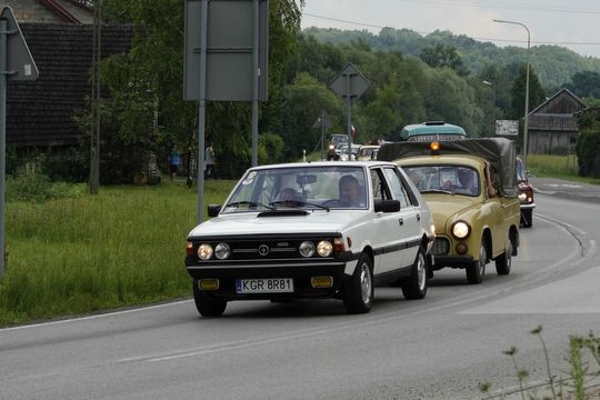 samochody i motocykle i ich kierowcy biorący udział w zlocie samochodowym