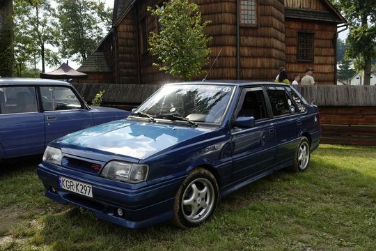 samochody i motocykle i ich kierowcy biorący udział w zlocie samochodowym