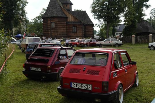 samochody i motocykle i ich kierowcy biorący udział w zlocie samochodowym