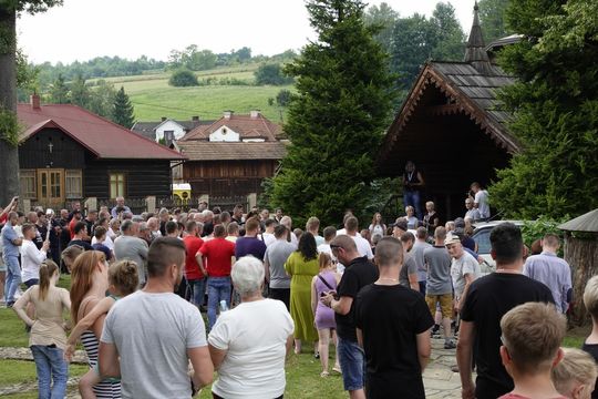 samochody i motocykle i ich kierowcy biorący udział w zlocie samochodowym