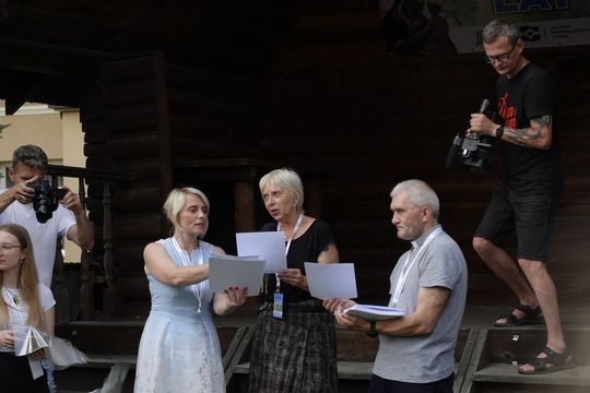 samochody i motocykle i ich kierowcy biorący udział w zlocie samochodowym