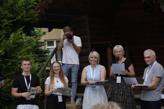 samochody i motocykle i ich kierowcy biorący udział w zlocie samochodowym