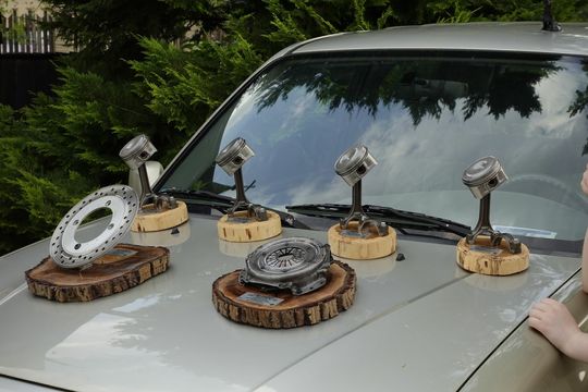 samochody i motocykle i ich kierowcy biorący udział w zlocie samochodowym