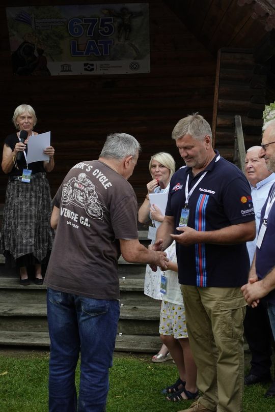 samochody i motocykle i ich kierowcy biorący udział w zlocie samochodowym