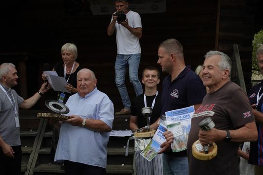 samochody i motocykle i ich kierowcy biorący udział w zlocie samochodowym