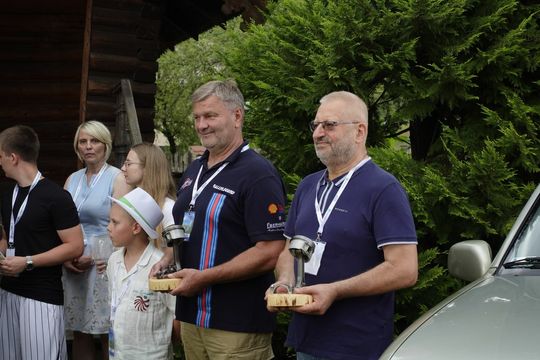 samochody i motocykle i ich kierowcy biorący udział w zlocie samochodowym