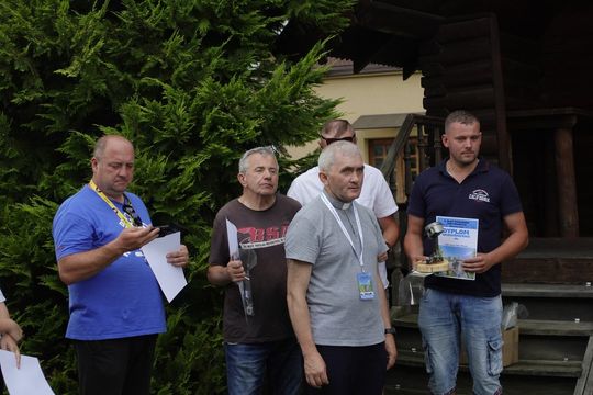 samochody i motocykle i ich kierowcy biorący udział w zlocie samochodowym