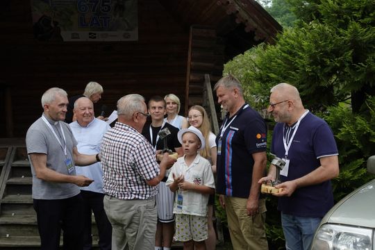samochody i motocykle i ich kierowcy biorący udział w zlocie samochodowym