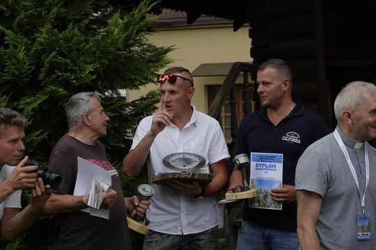 samochody i motocykle i ich kierowcy biorący udział w zlocie samochodowym