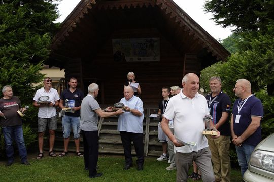 samochody i motocykle i ich kierowcy biorący udział w zlocie samochodowym