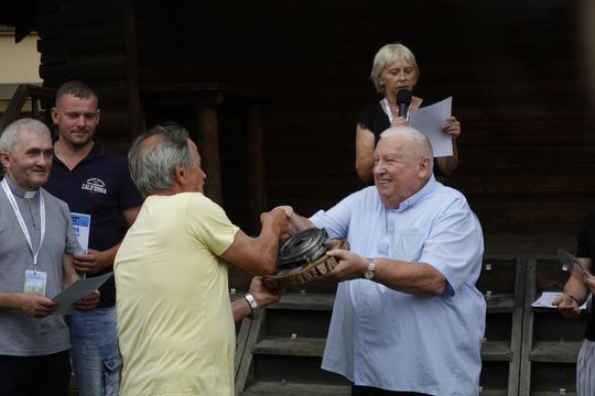 samochody i motocykle i ich kierowcy biorący udział w zlocie samochodowym