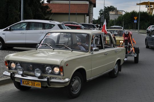 samochody i motocykle i ich kierowcy biorący udział w zlocie samochodowym