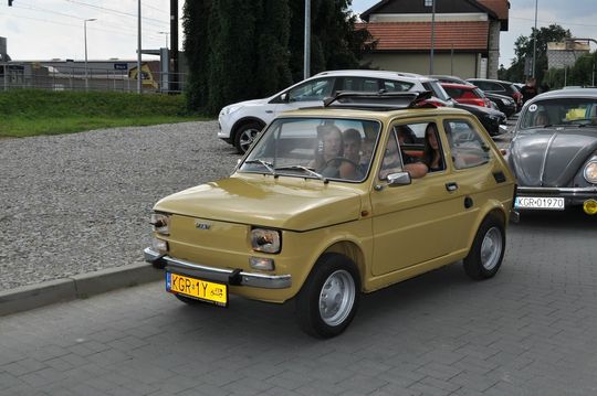 samochody i motocykle i ich kierowcy biorący udział w zlocie samochodowym