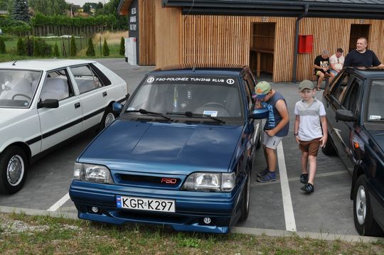 samochody i motocykle i ich kierowcy biorący udział w zlocie samochodowym