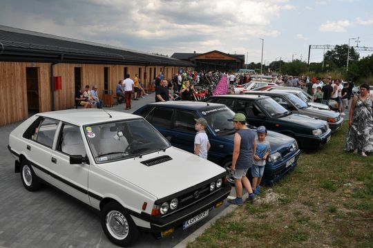 samochody i motocykle i ich kierowcy biorący udział w zlocie samochodowym