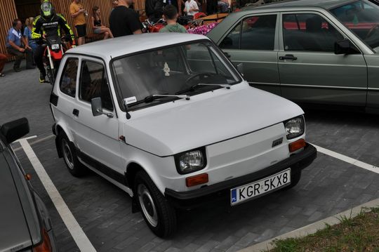 samochody i motocykle i ich kierowcy biorący udział w zlocie samochodowym