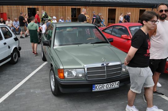 samochody i motocykle i ich kierowcy biorący udział w zlocie samochodowym