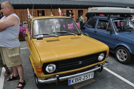 samochody i motocykle i ich kierowcy biorący udział w zlocie samochodowym