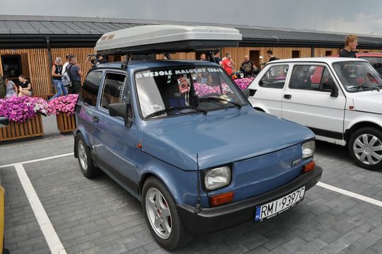 samochody i motocykle i ich kierowcy biorący udział w zlocie samochodowym