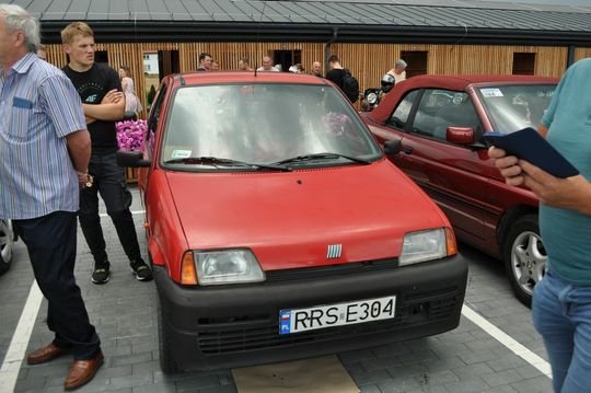 samochody i motocykle i ich kierowcy biorący udział w zlocie samochodowym