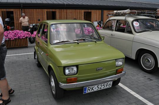 samochody i motocykle i ich kierowcy biorący udział w zlocie samochodowym