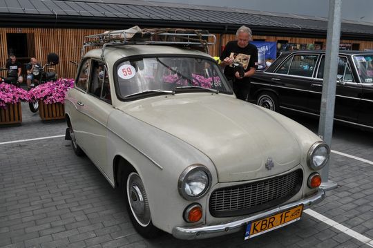 samochody i motocykle i ich kierowcy biorący udział w zlocie samochodowym