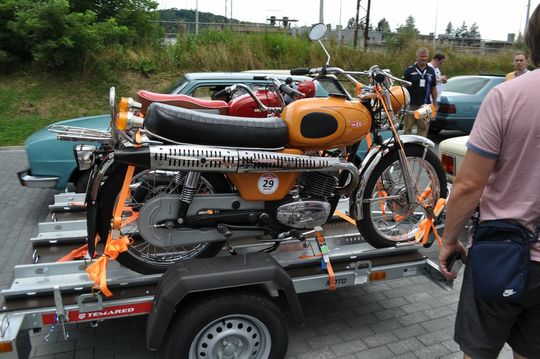 samochody i motocykle i ich kierowcy biorący udział w zlocie samochodowym