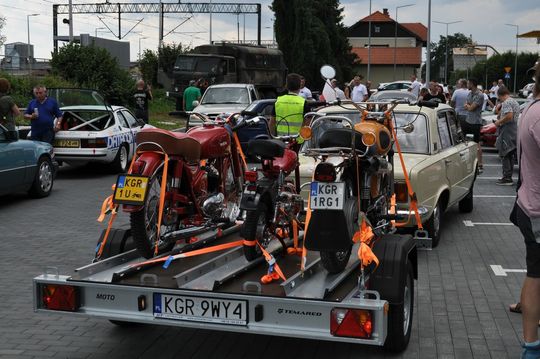 samochody i motocykle i ich kierowcy biorący udział w zlocie samochodowym