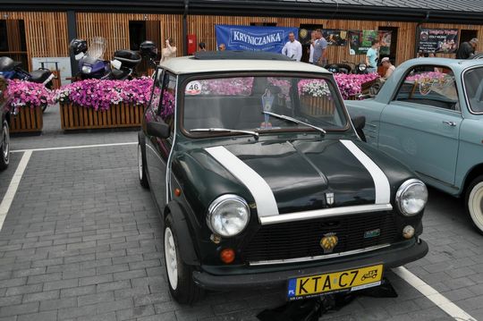 samochody i motocykle i ich kierowcy biorący udział w zlocie samochodowym