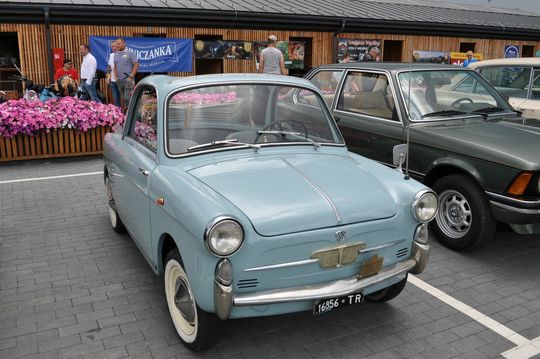 samochody i motocykle i ich kierowcy biorący udział w zlocie samochodowym