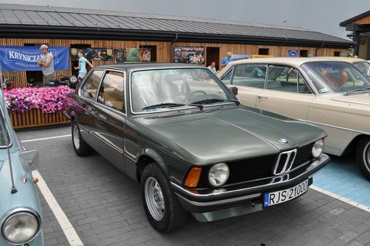 samochody i motocykle i ich kierowcy biorący udział w zlocie samochodowym