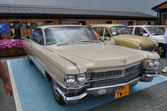 samochody i motocykle i ich kierowcy biorący udział w zlocie samochodowym