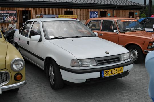 samochody i motocykle i ich kierowcy biorący udział w zlocie samochodowym