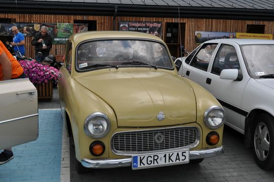 samochody i motocykle i ich kierowcy biorący udział w zlocie samochodowym